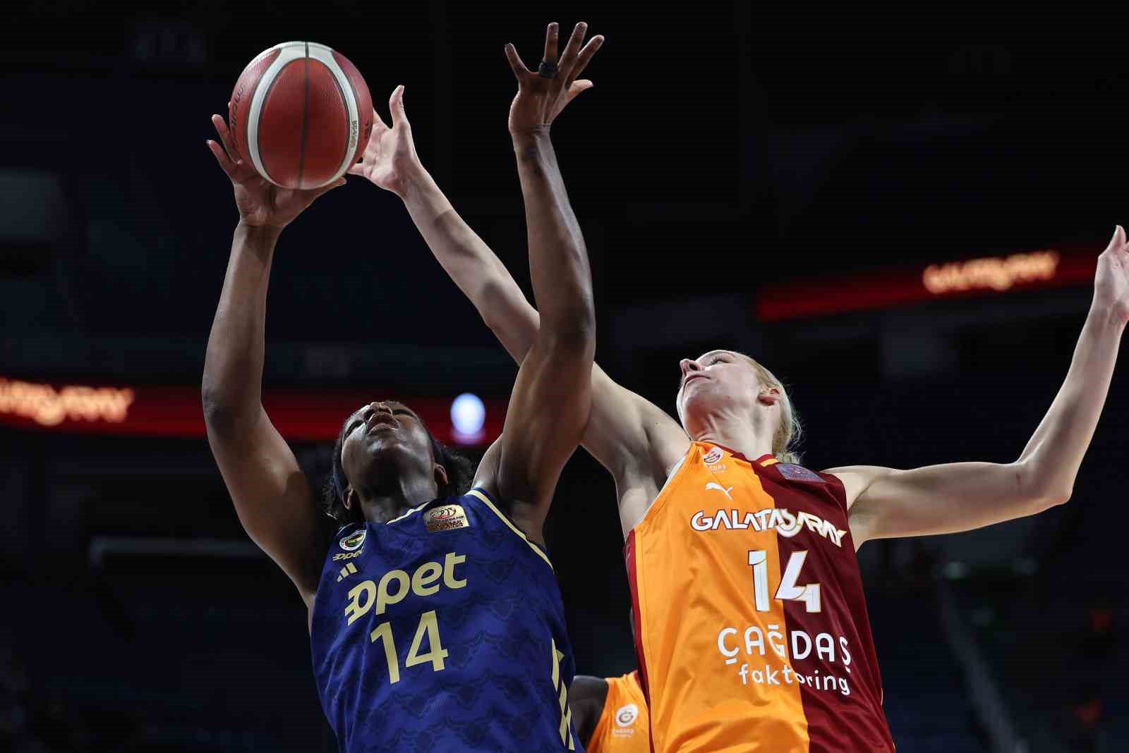 Kadınlar basketbolda derbi heyecanı
