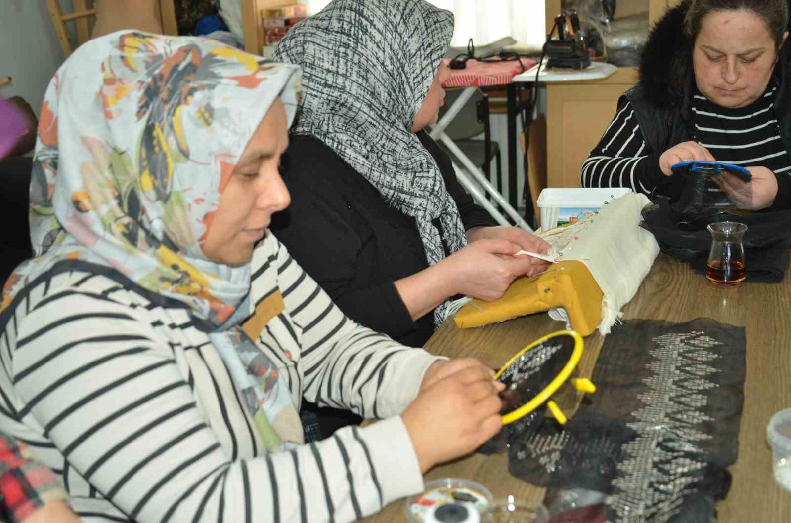 Kadınlar bu kurslarda hem sosyalleşiyor hem öğreniyor
