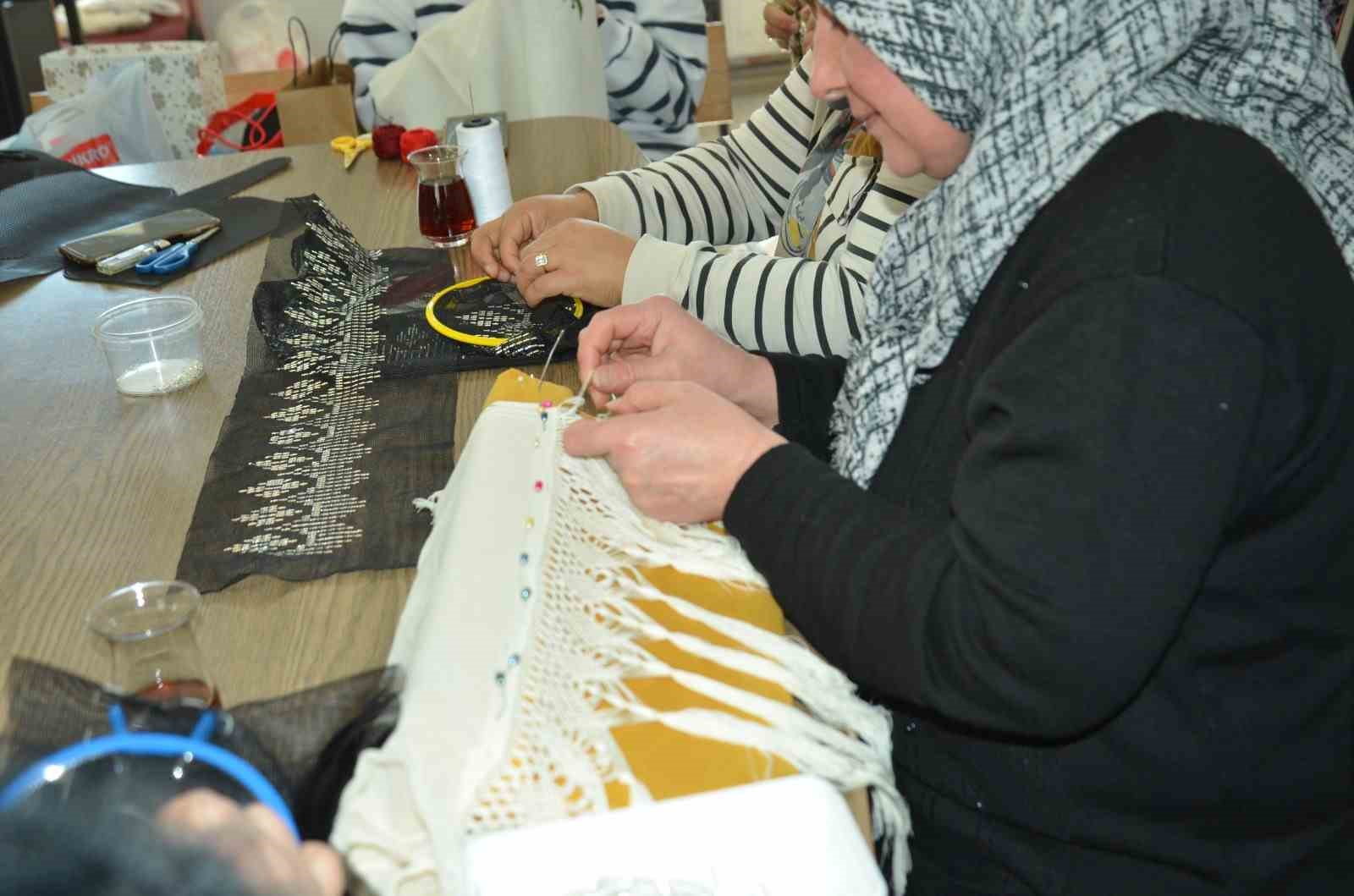 Kadınlar bu kurslarda hem sosyalleşiyor hem öğreniyor
