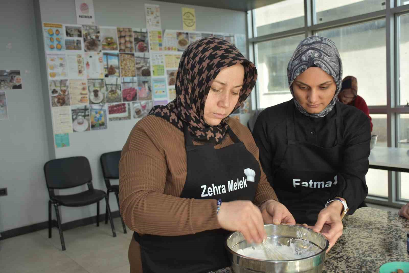 Kadınlar bu kursta hem öğreniyor, hem ailelerine destek oluyor
