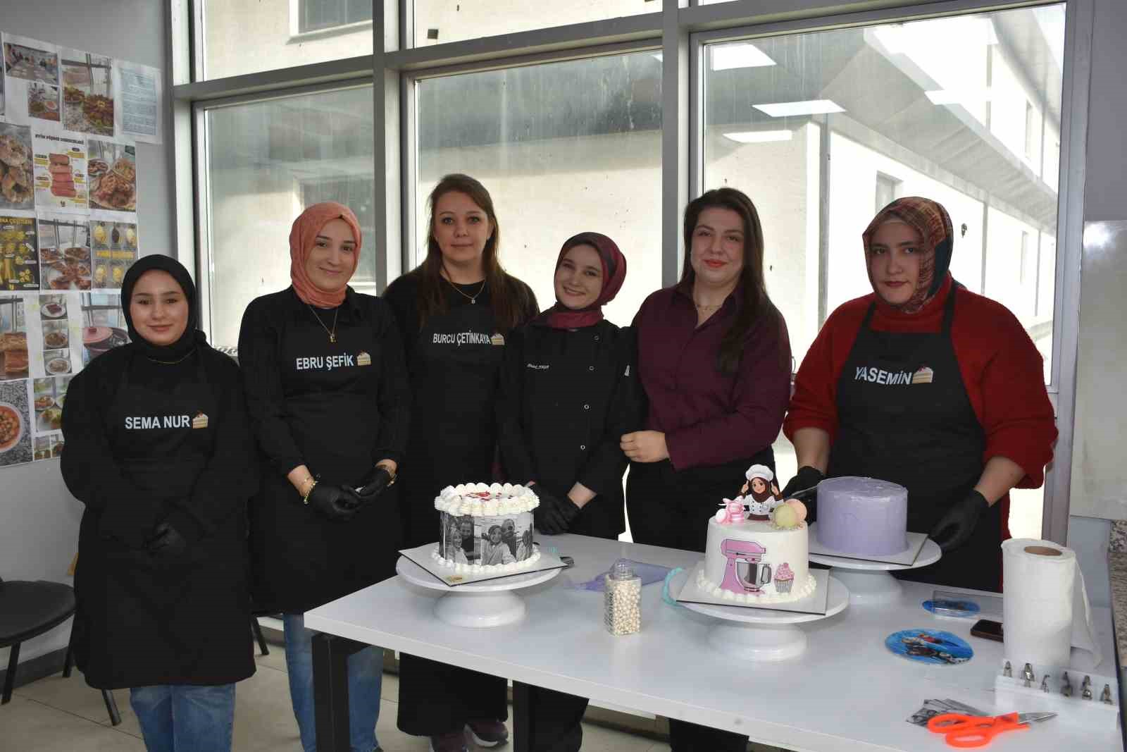 Kadınlar bu kursta hem öğreniyor, hem ailelerine destek oluyor
