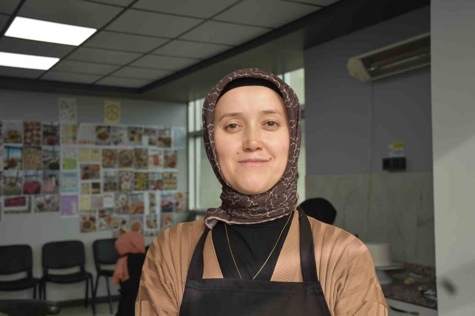 Kadınlar bu kursta hem öğreniyor, hem ailelerine destek oluyor
