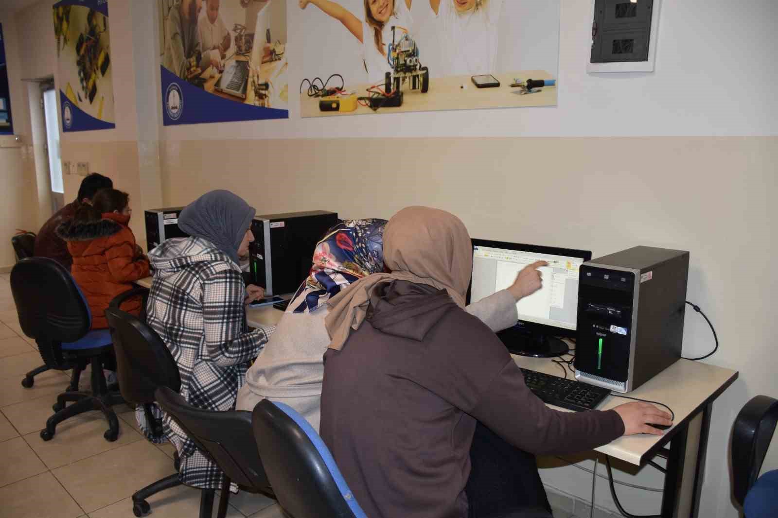 Kadınlar çocuklarıyla hayallerini tasarlıyor
Kadınlar çocuklarıyla hayallerini tasarlıyor