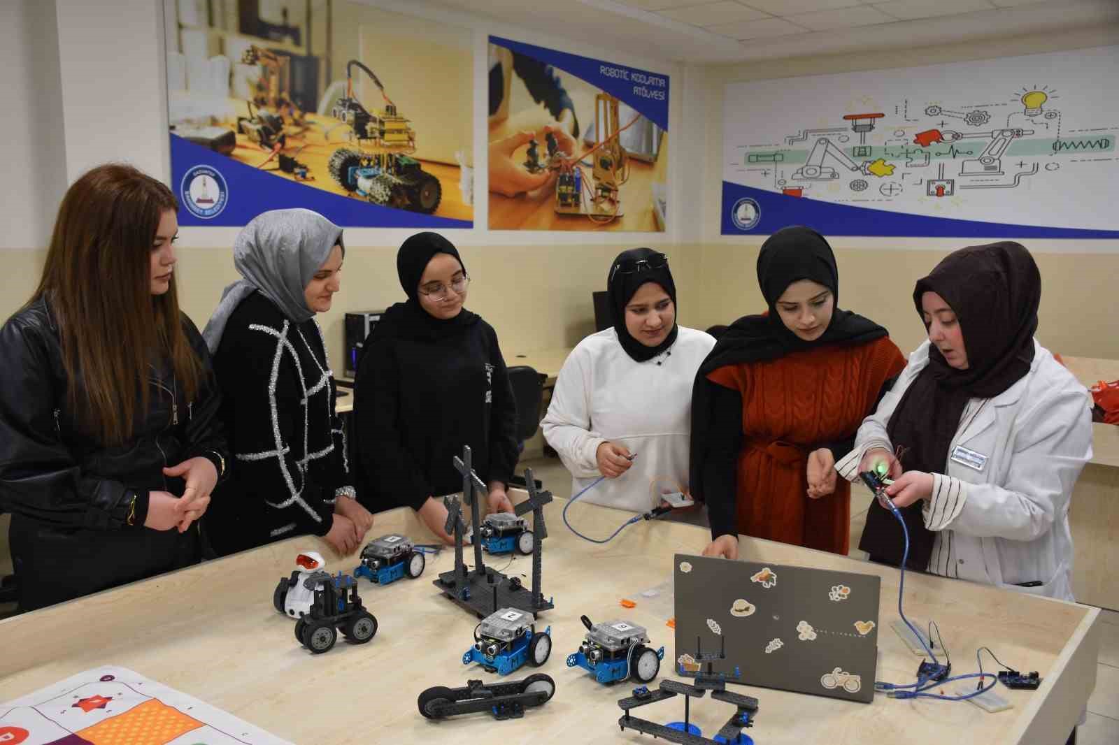 Kadınlar çocuklarıyla hayallerini tasarlıyor
Kadınlar çocuklarıyla hayallerini tasarlıyor