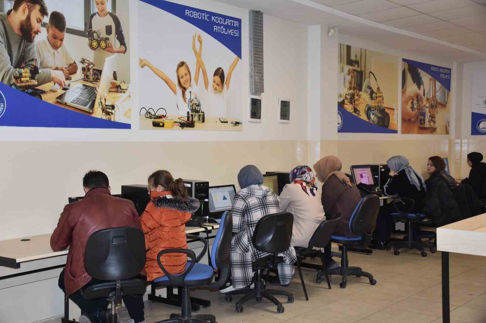 Kadınlar çocuklarıyla hayallerini tasarlıyor
Kadınlar çocuklarıyla hayallerini tasarlıyor