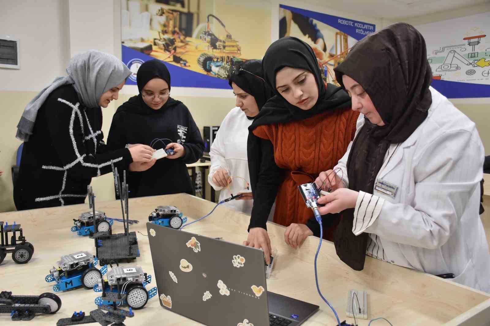 Kadınlar çocuklarıyla hayallerini tasarlıyor
Kadınlar çocuklarıyla hayallerini tasarlıyor