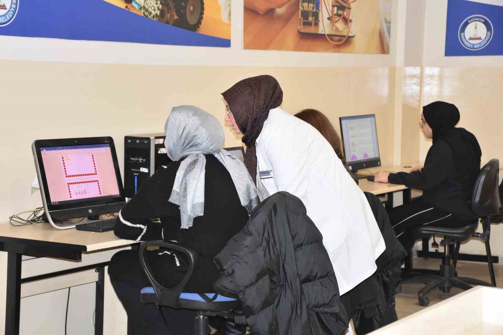 Kadınlar çocuklarıyla hayallerini tasarlıyor
Kadınlar çocuklarıyla hayallerini tasarlıyor