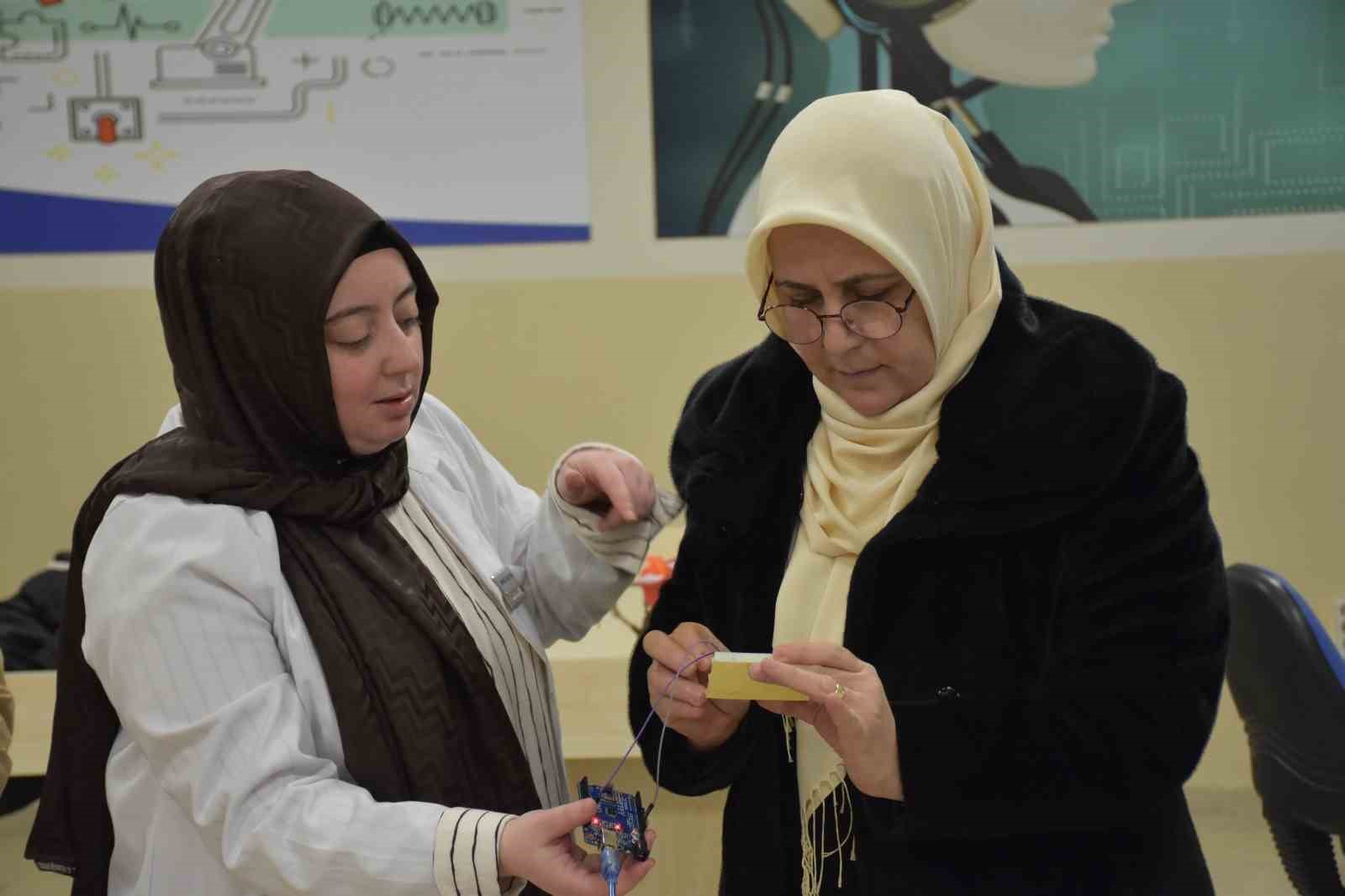 Kadınlar çocuklarıyla hayallerini tasarlıyor
Kadınlar çocuklarıyla hayallerini tasarlıyor