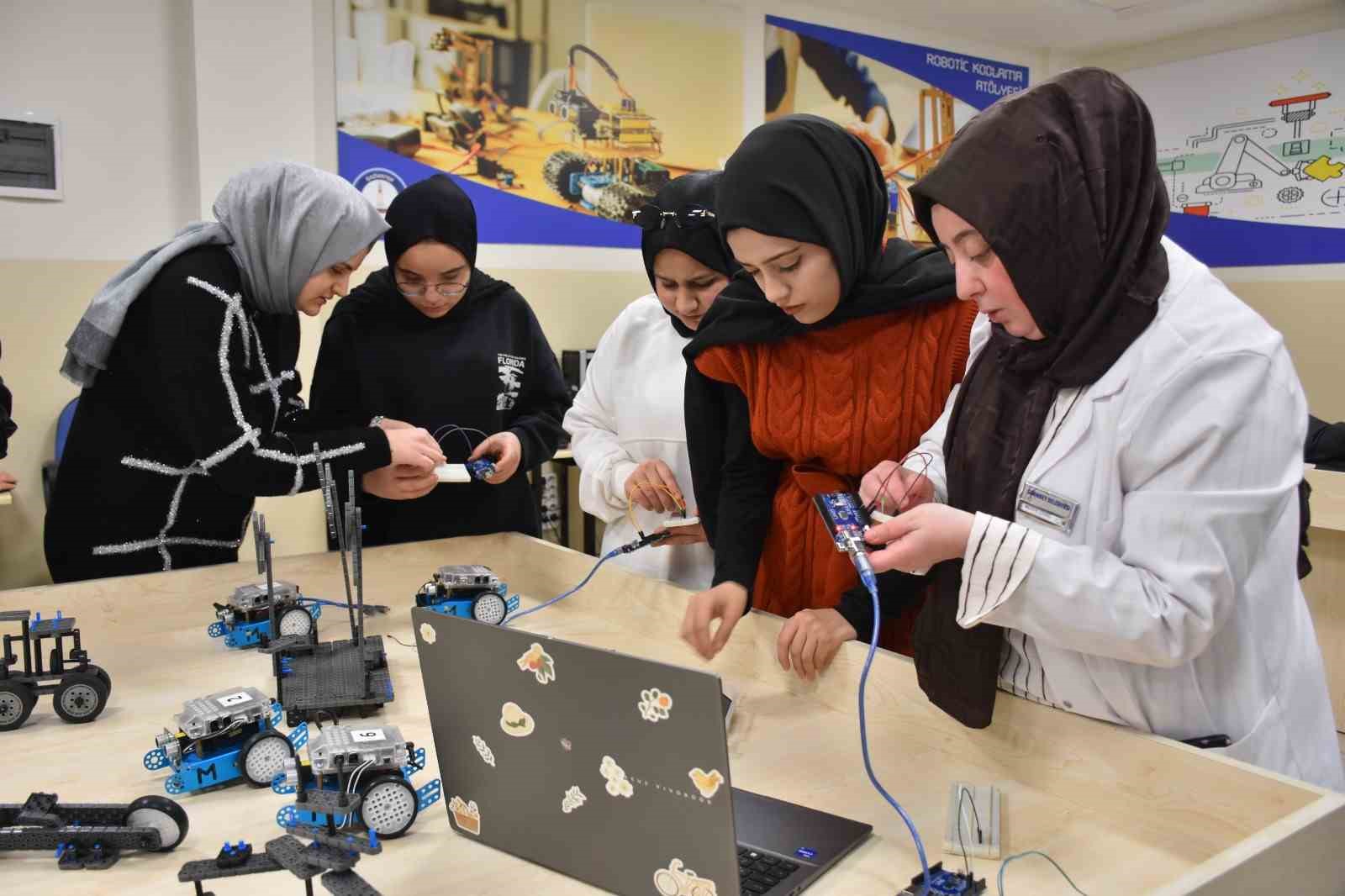 Kadınlar çocuklarıyla hayallerini tasarlıyor
Kadınlar çocuklarıyla hayallerini tasarlıyor