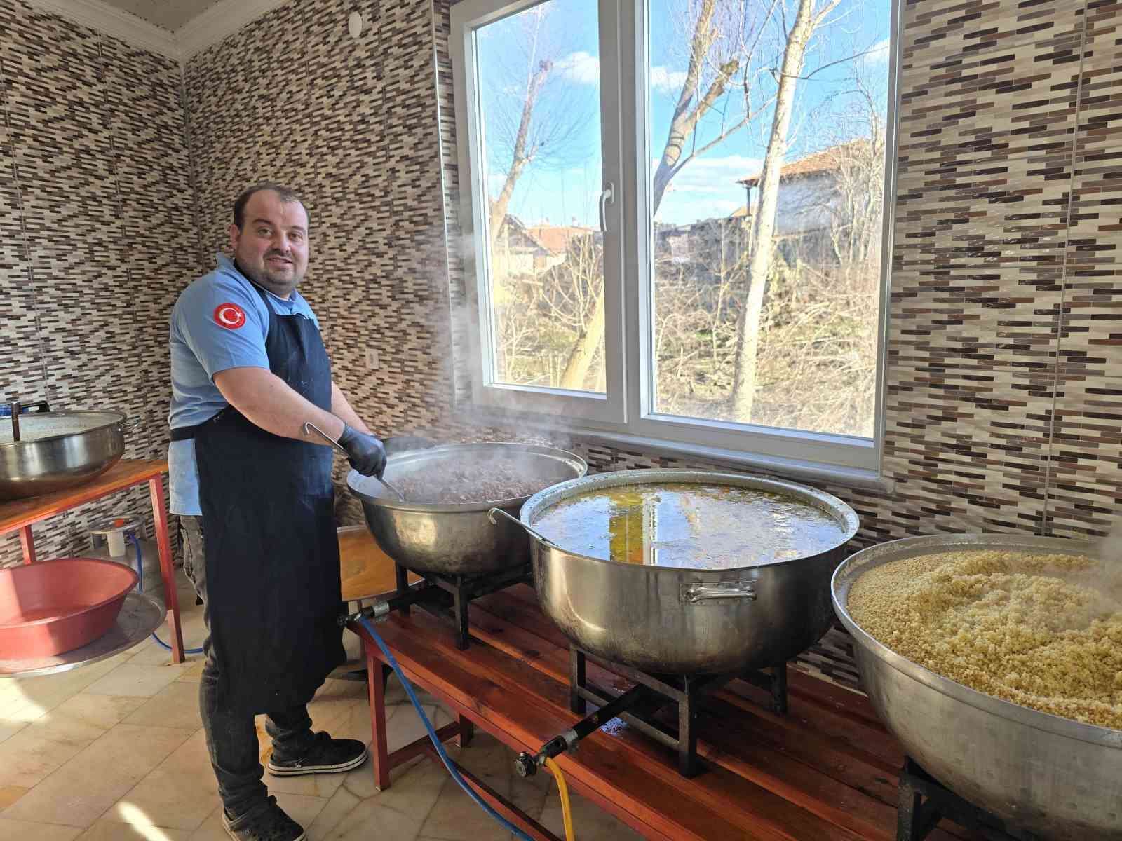 Kadınlar dinleniyor, tüm köylü Ramazan boyunca aynı sofrada buluşuyor
