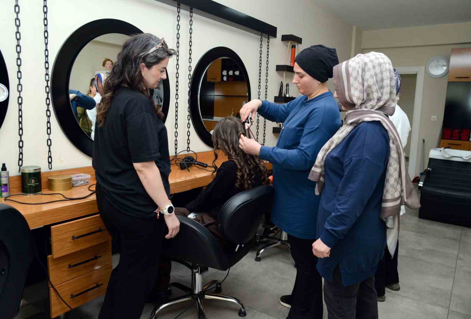 Kadınlar DİSMEK’te meslek öğreniyor
