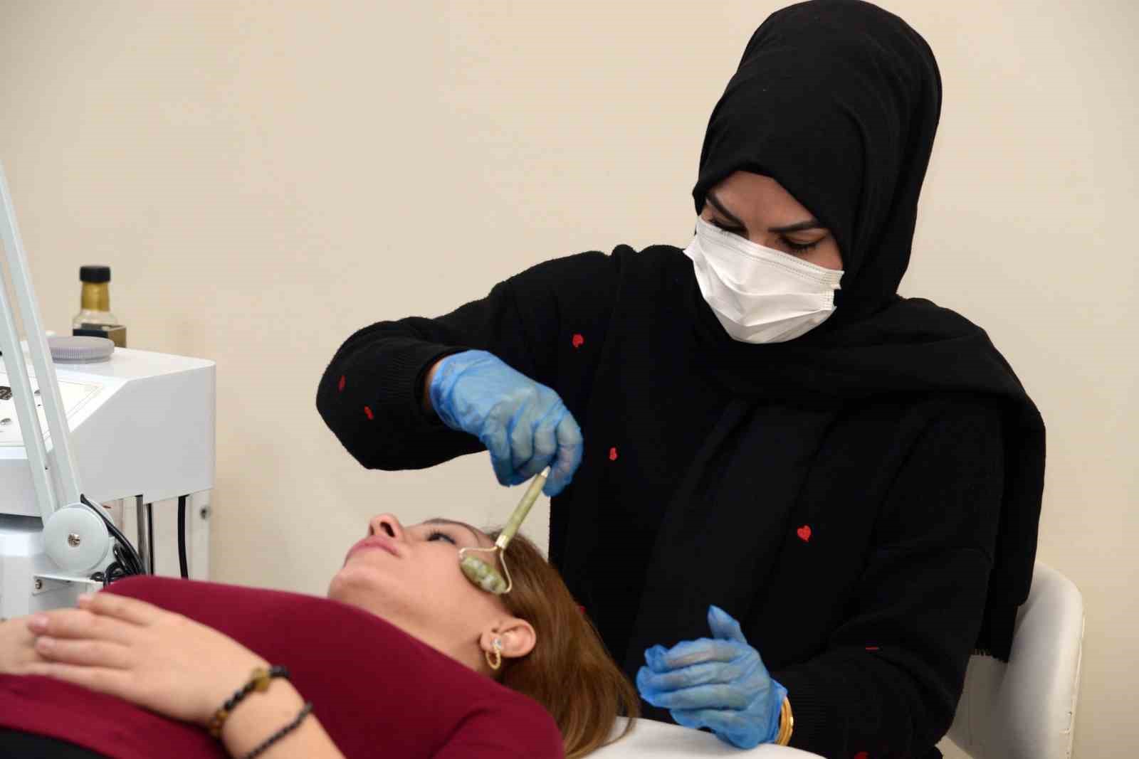 Kadınlar DİSMEK’te meslek öğreniyor
