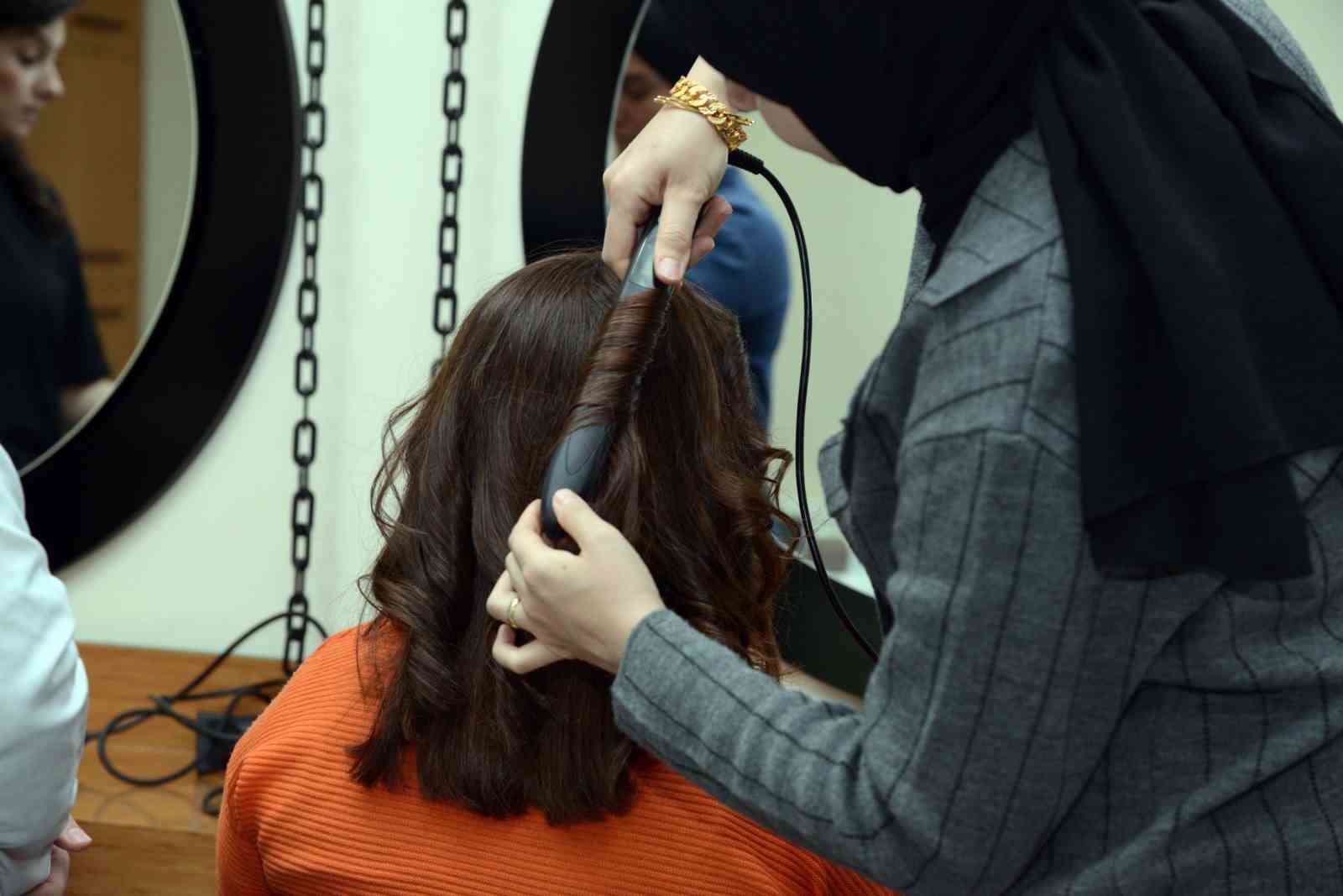 Kadınlar DİSMEK’te meslek öğreniyor
