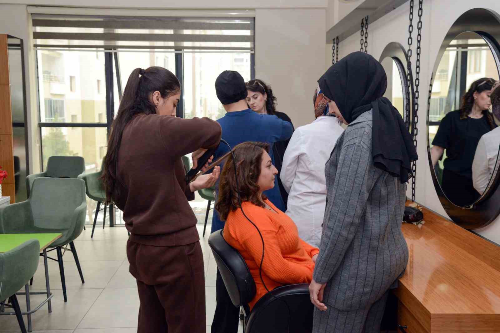 Kadınlar DİSMEK’te meslek öğreniyor
