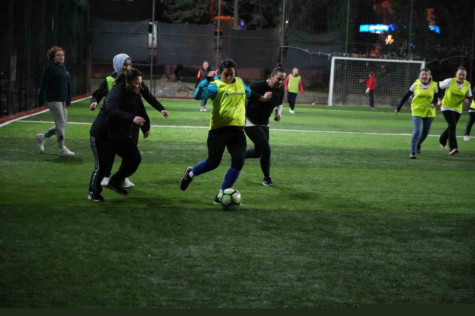 Kadınlar futbol maçıyla günlerini kutladı
