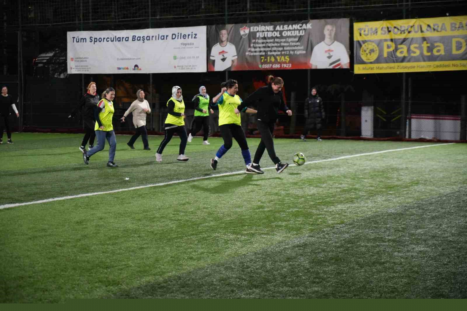 Kadınlar futbol maçıyla günlerini kutladı
