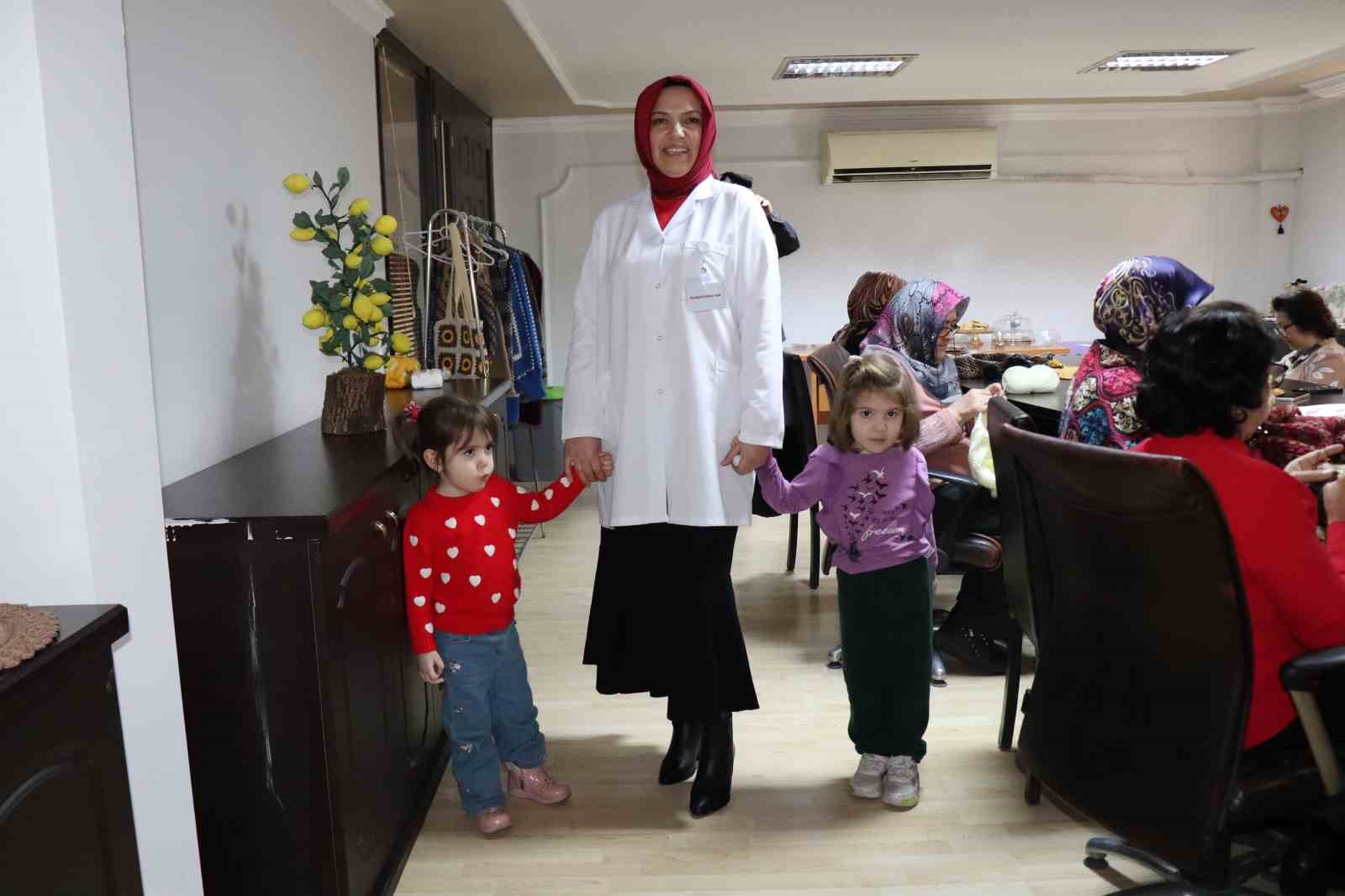 Kadınlar halk eğitimiyle hem sosyalleşiyor hem de gelir elde ediyor
