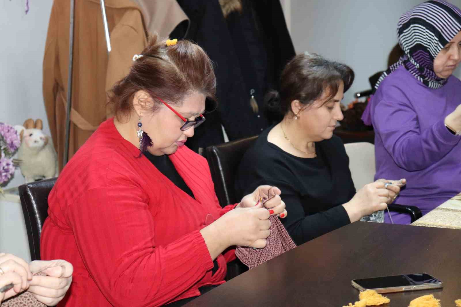 Kadınlar halk eğitimiyle hem sosyalleşiyor hem de gelir elde ediyor
