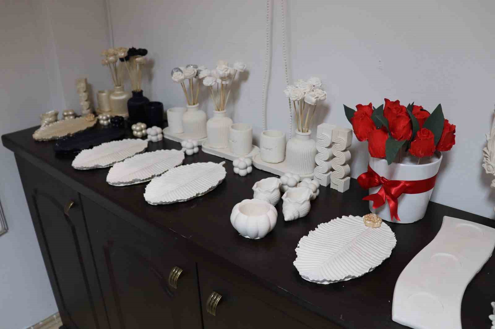 Kadınlar halk eğitimiyle hem sosyalleşiyor hem de gelir elde ediyor
