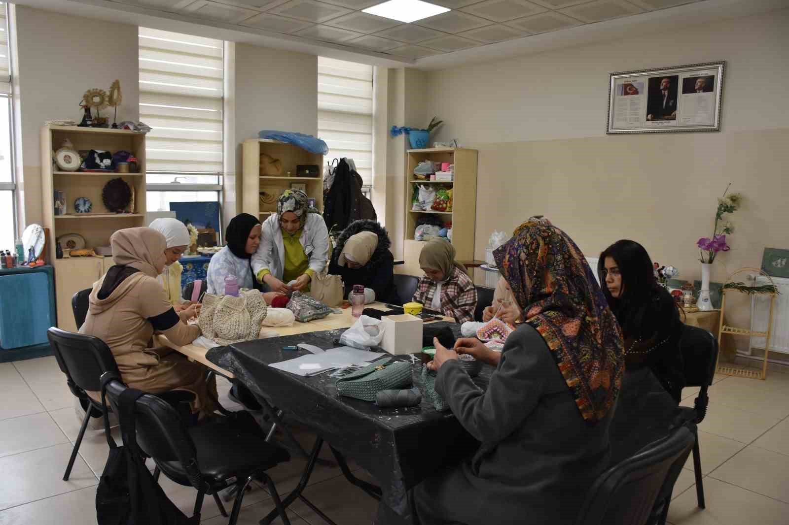 Kadınlar hem öğreniyor hem aile bütçesine katkı sağlıyor
