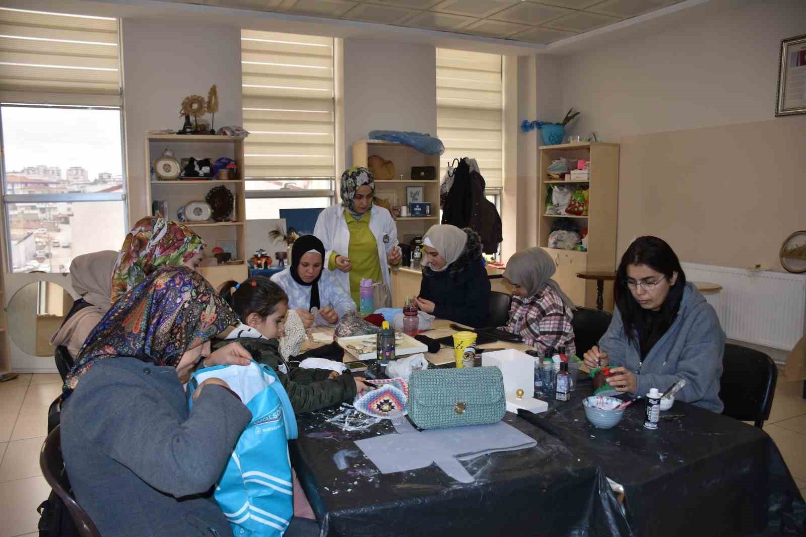 Kadınlar hem öğreniyor hem aile bütçesine katkı sağlıyor
