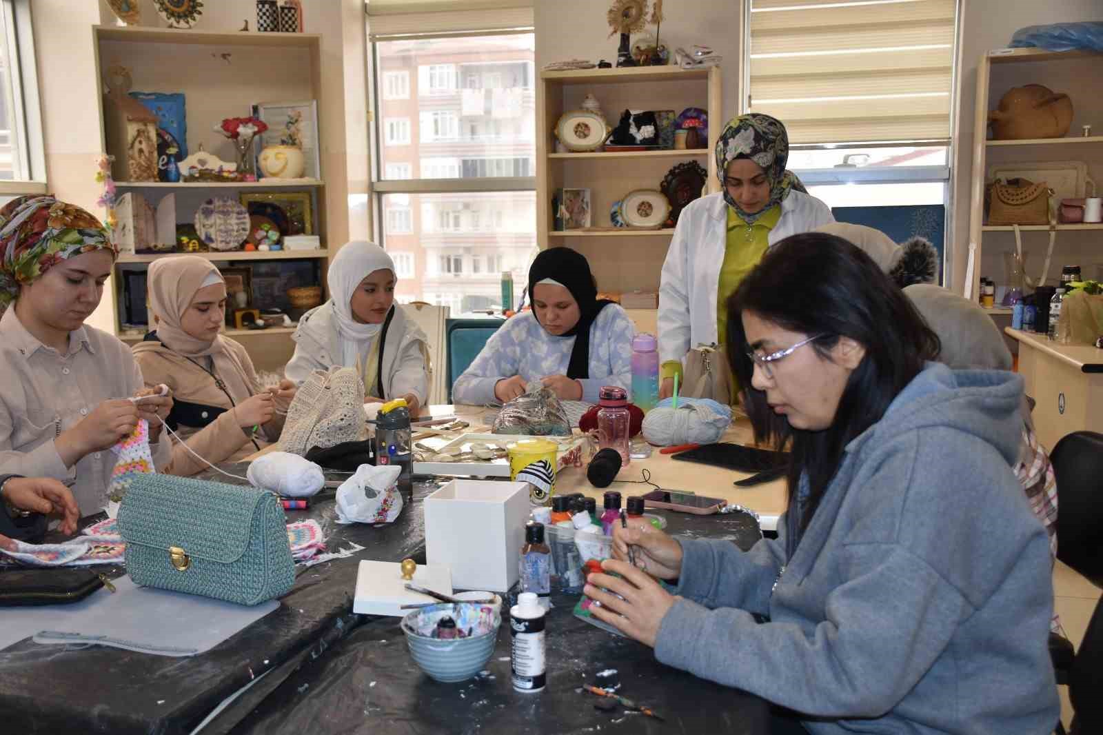 Kadınlar hem öğreniyor hem aile bütçesine katkı sağlıyor
