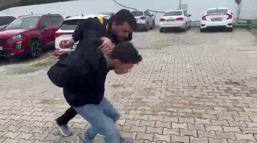 Kadınlar tuvaletinde kabine saklanarak 15 kadının fotoğraf ve videosunu çeken erkek şahıs hayrete düşürdü
