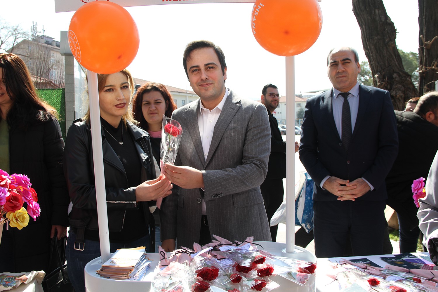 Kadınlara karanfil dağıtıldı, KADES uygulaması tanıtıldı
