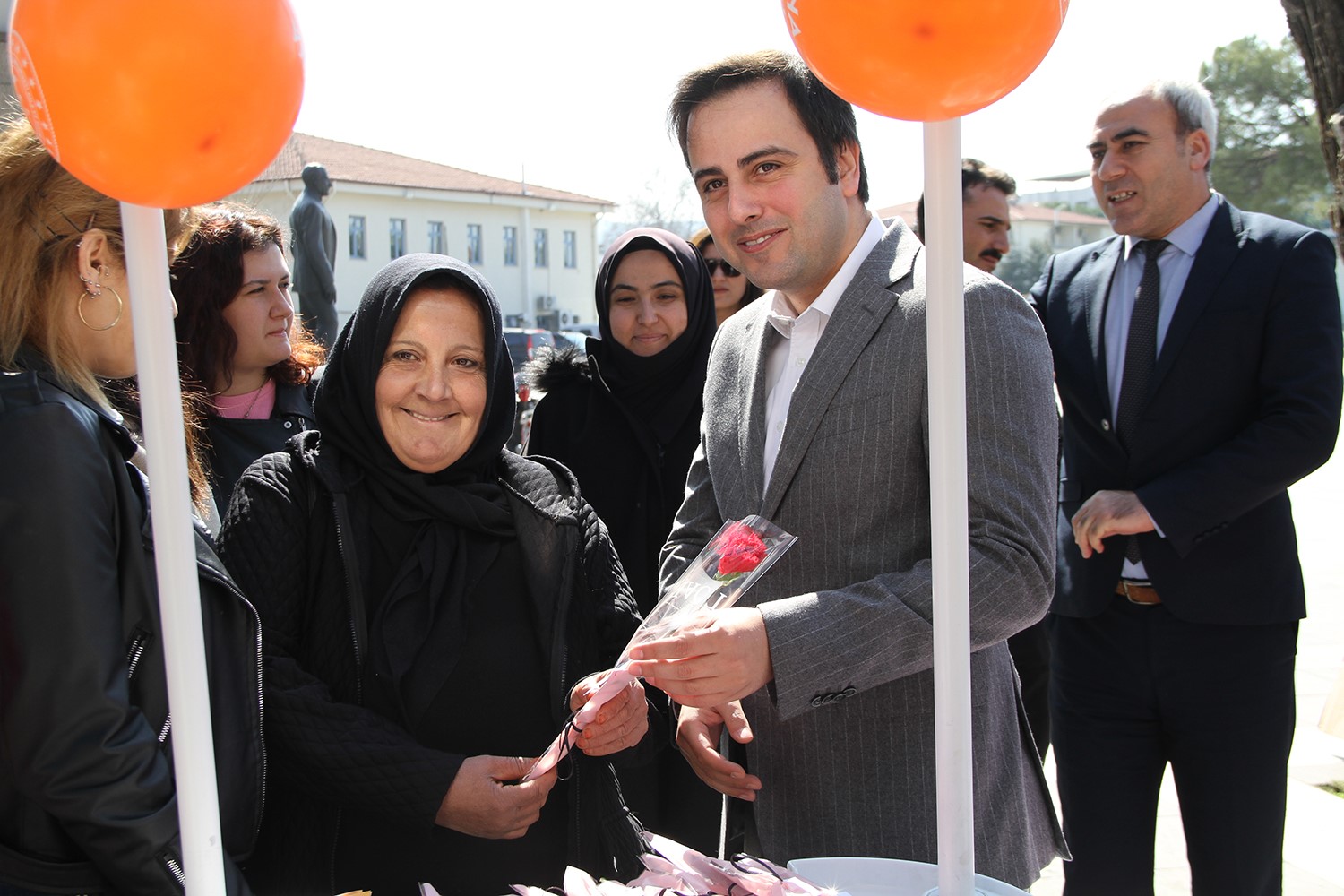 Kadınlara karanfil dağıtıldı, KADES uygulaması tanıtıldı
