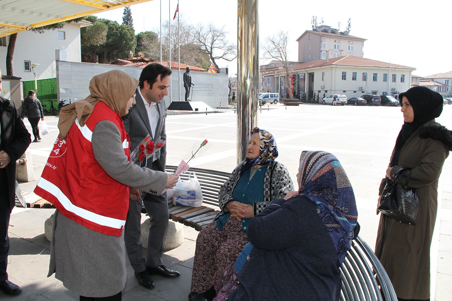 Kadınlara karanfil dağıtıldı, KADES uygulaması tanıtıldı
