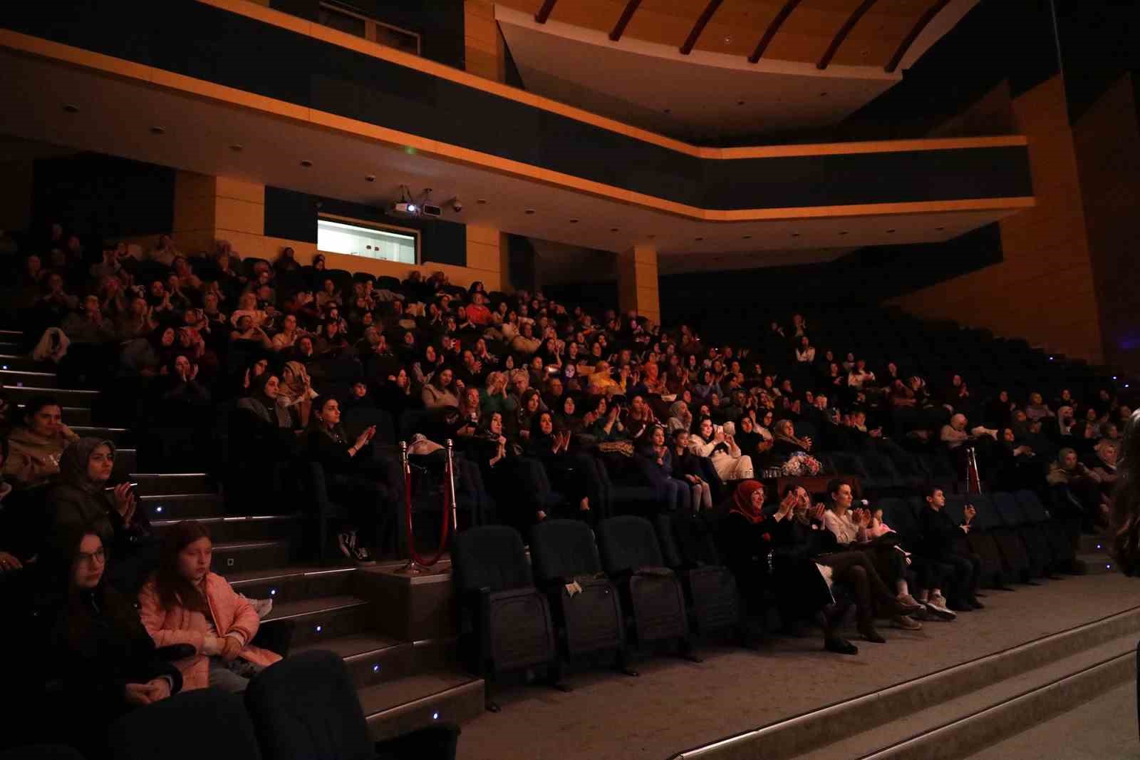 Kadınlara özel "Unutulmayan Şarkılar" konserine yoğun ilgi
