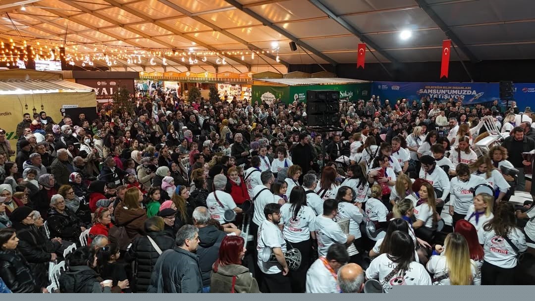 Kadınlardan ritim gösterisi
