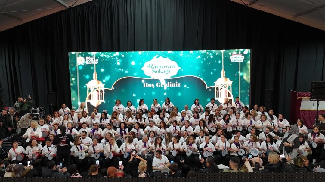 Kadınlardan ritim gösterisi
