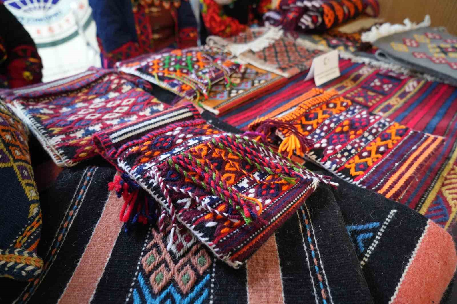 Kadınların el emeğiyle dokuduğu geleneksel kilimler ilgi bekliyor
