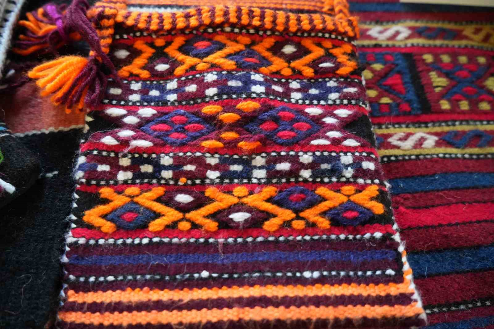 Kadınların el emeğiyle dokuduğu geleneksel kilimler ilgi bekliyor
