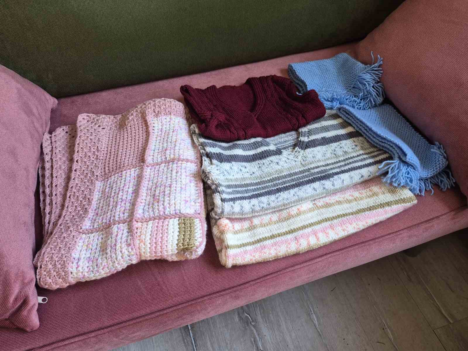 Kadınların ördüğü bebek kıyafetleri ihtiyaç sahibi ailelere hediye ediliyor
