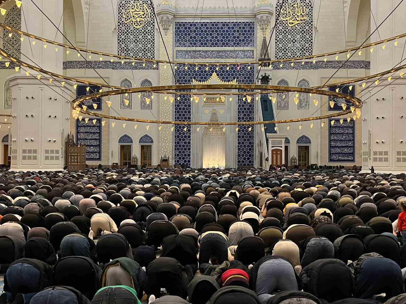 Kadir Gecesi Büyük Çamlıca Camii’nde dualarla idrak edildi
