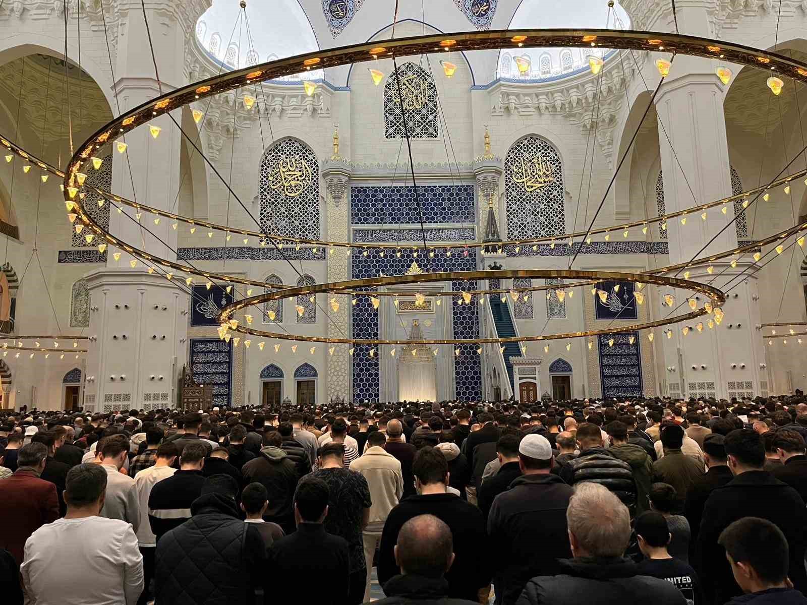 Kadir Gecesi Büyük Çamlıca Camii’nde dualarla idrak edildi
