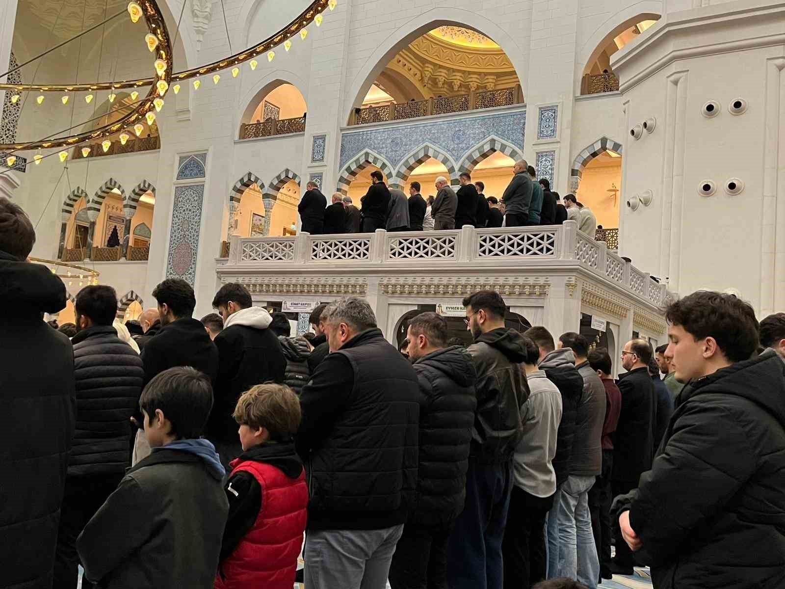 Kadir Gecesi Büyük Çamlıca Camii’nde dualarla idrak edildi
