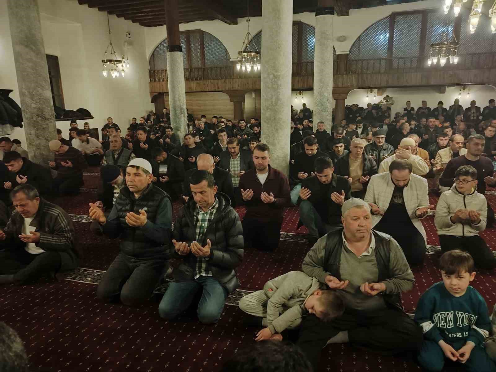 Kadir Gecesi huşu içinde idrak edildi
