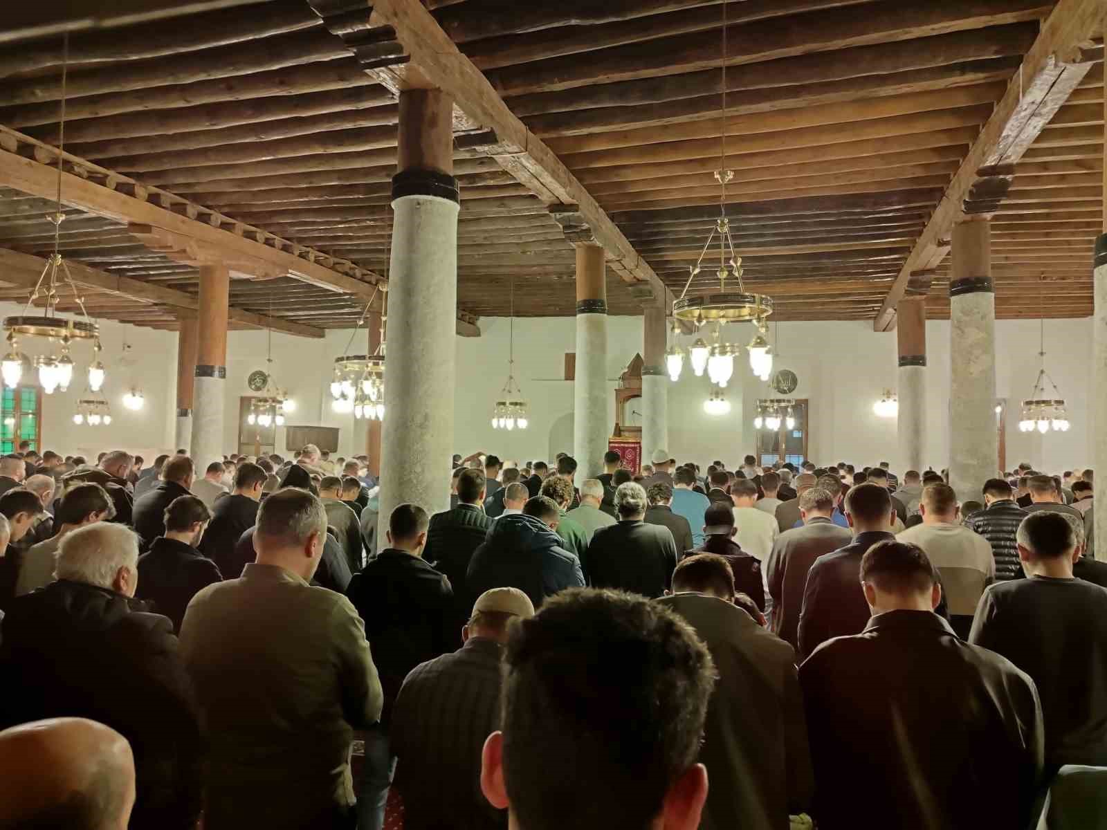 Kadir Gecesi huşu içinde idrak edildi
