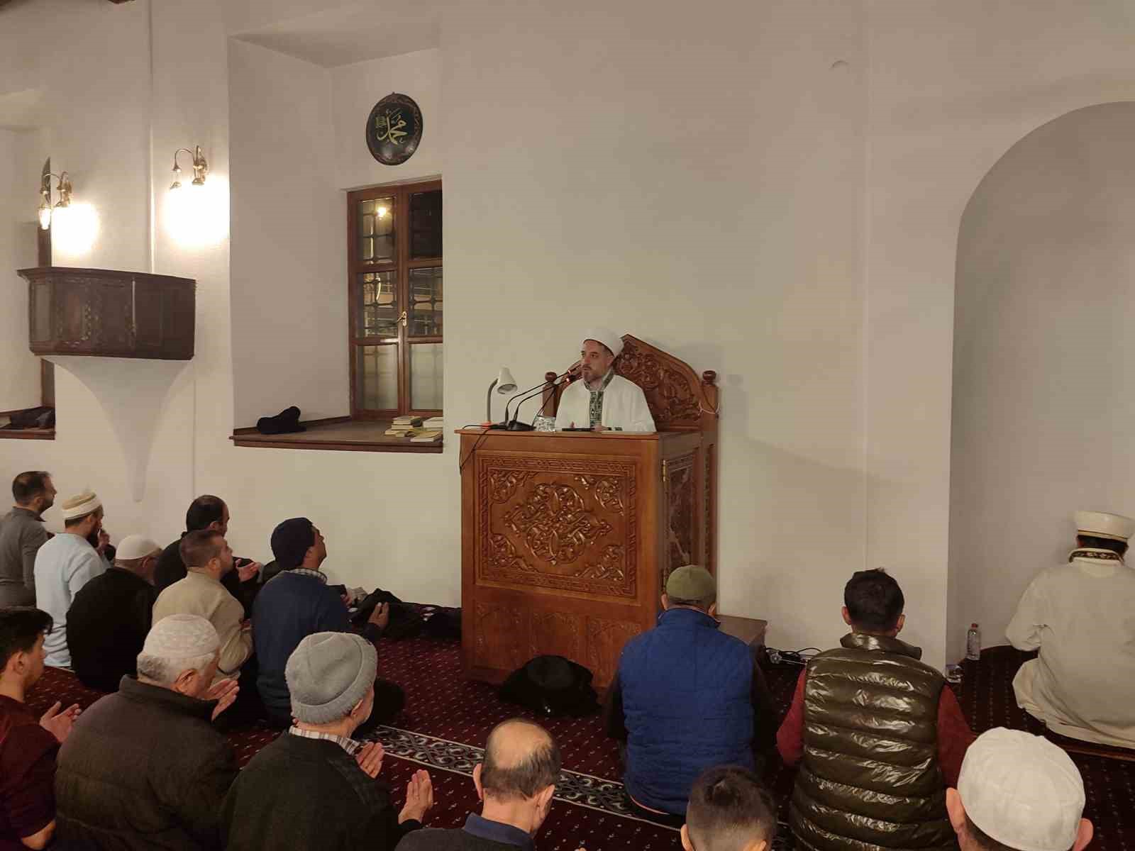 Kadir Gecesi huşu içinde idrak edildi
