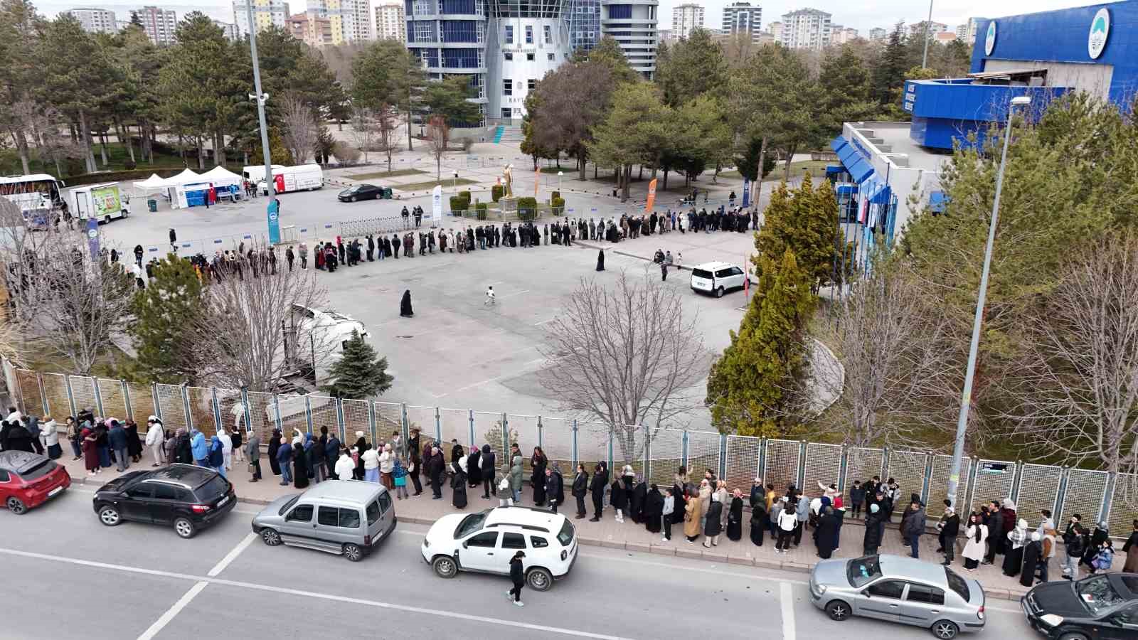 Kadir Gecesi’nde kutsal emanetler için uzun kuyruklar oluştu
