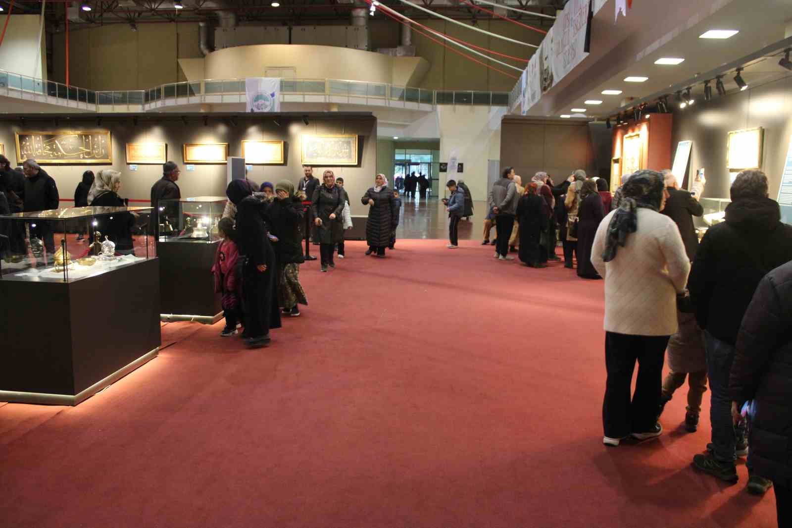 Kadir Gecesi’nde kutsal emanetler için uzun kuyruklar oluştu
