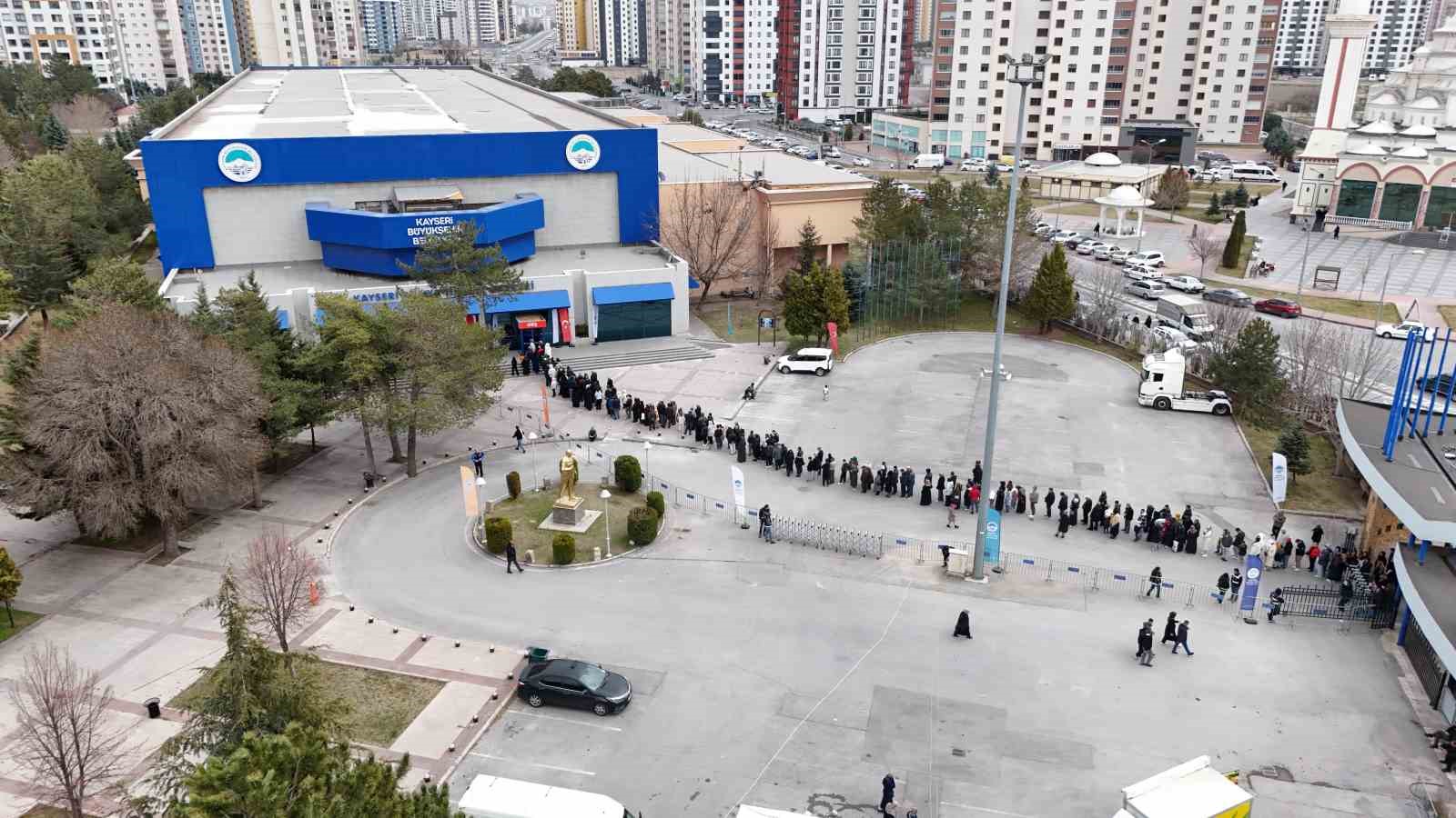 Kadir Gecesi’nde kutsal emanetler için uzun kuyruklar oluştu
