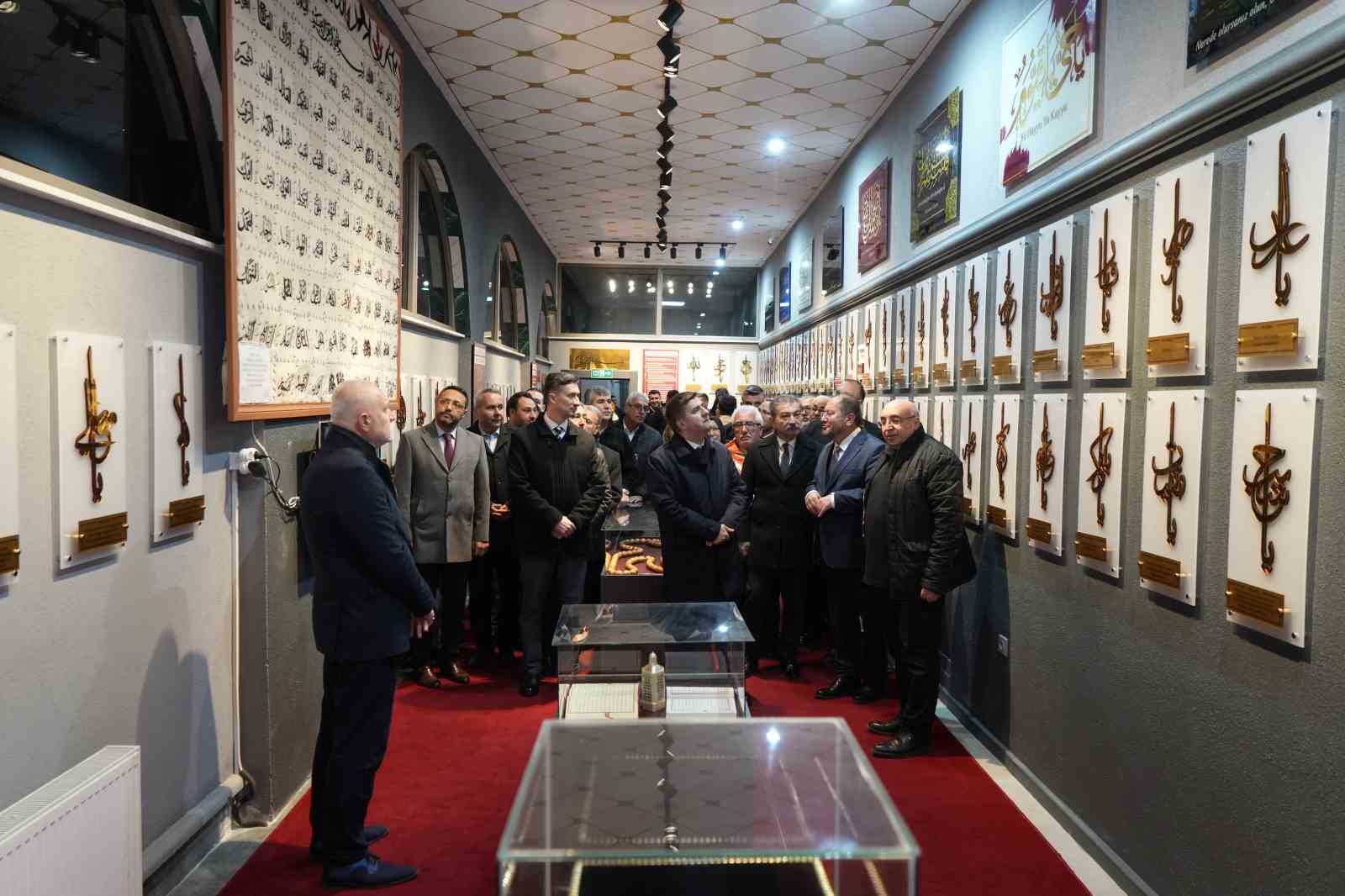 Kadir Gecesi’nde kutsal emanetlerin sergilendiği külliyeye yoğun ilgi
