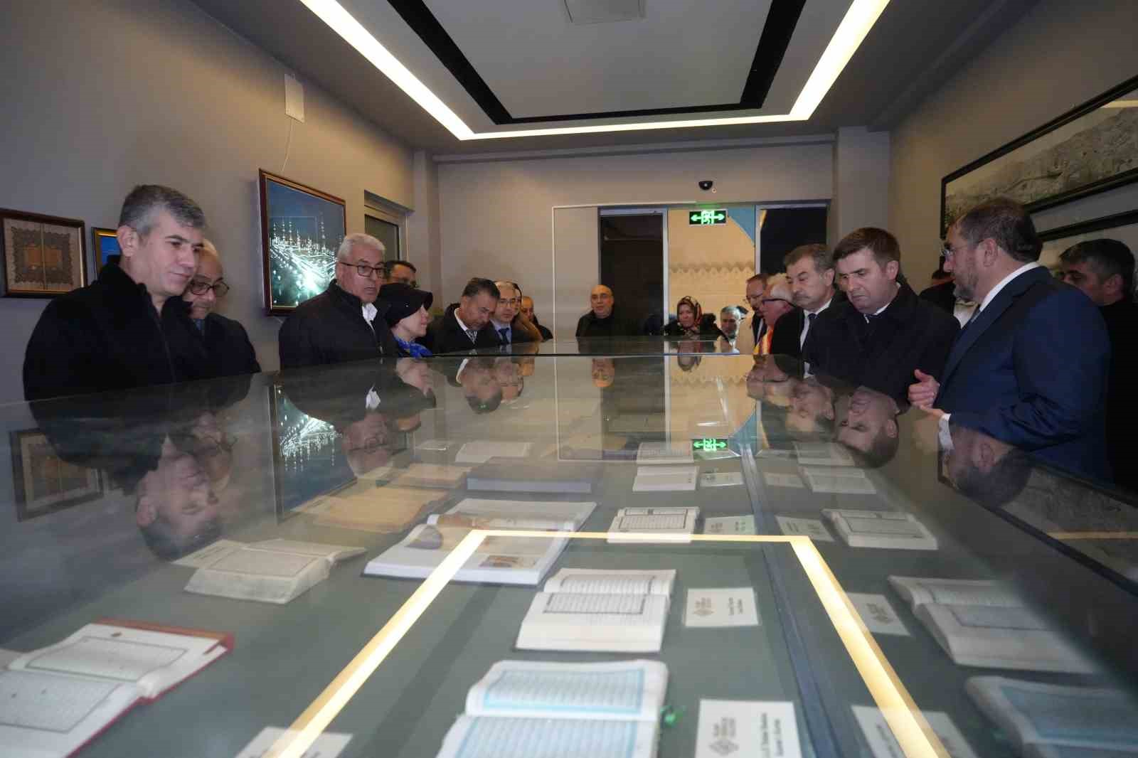 Kadir Gecesi’nde kutsal emanetlerin sergilendiği külliyeye yoğun ilgi
