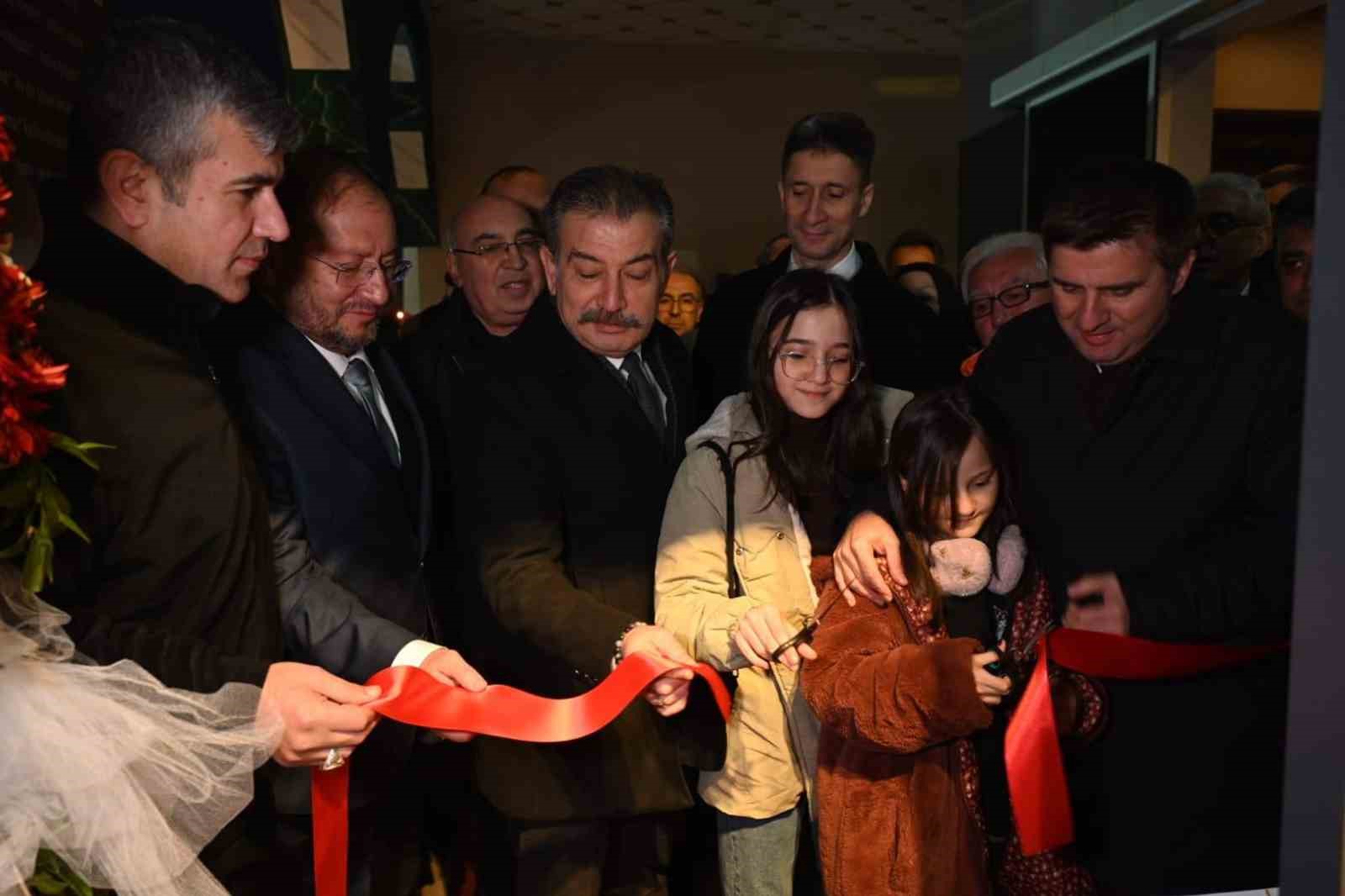 Kadir Gecesi’nde kutsal emanetlerin sergilendiği külliyeye yoğun ilgi
