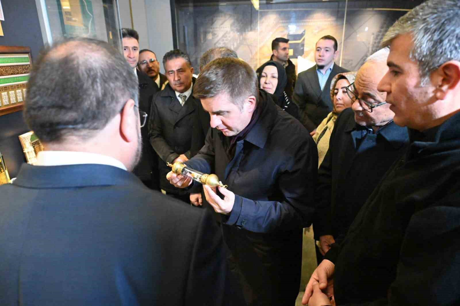 Kadir Gecesi’nde kutsal emanetlerin sergilendiği külliyeye yoğun ilgi
