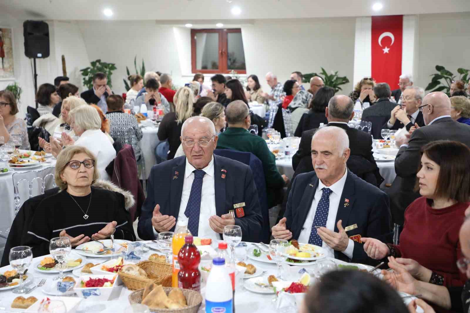 Kadir Gecesi’nde şehit ve gazi aileleri iftar sofrasında buluştu
